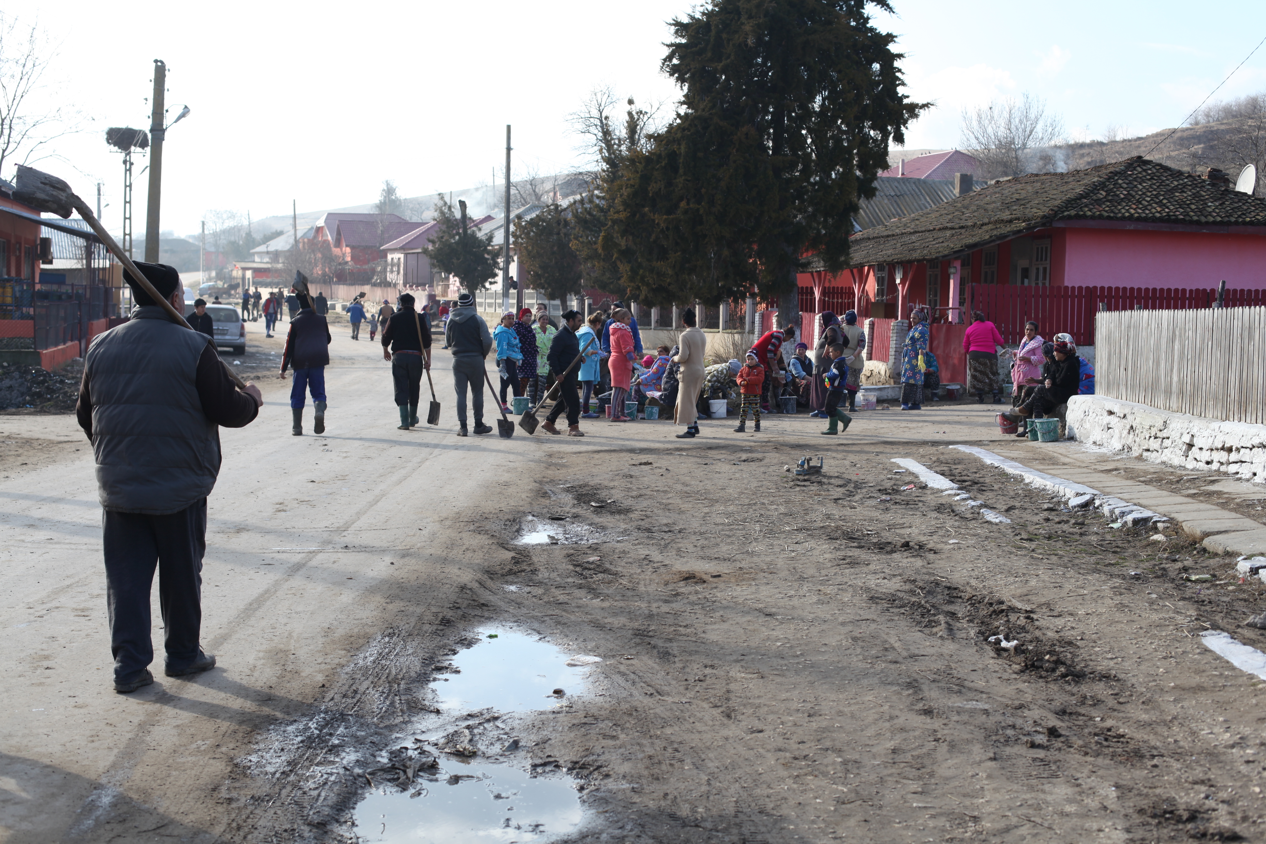 Localitatea din România unde aproape toți cei 3.000 de oameni primesc bani publici