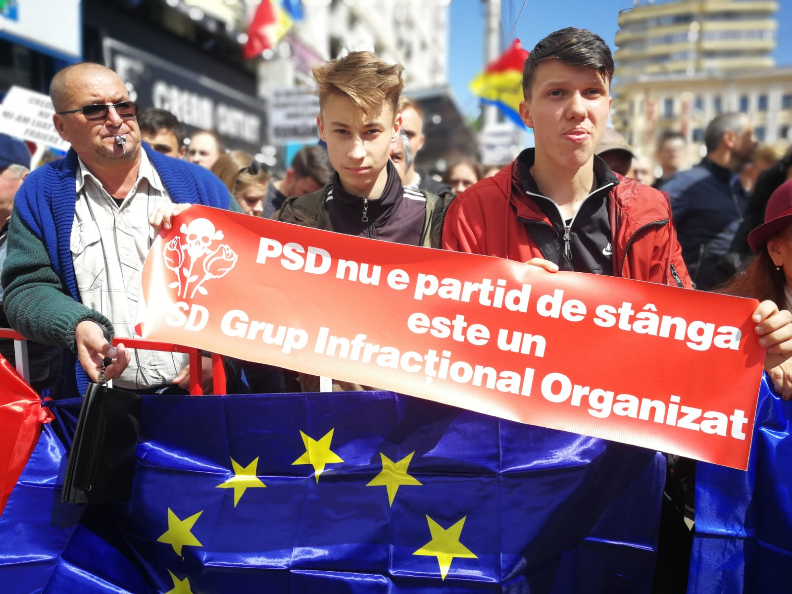 FOTO&VIDEO | Miting de amploare al PSD la Iași. Liviu Dragnea, aclamat și huiduit în Piața Unirii