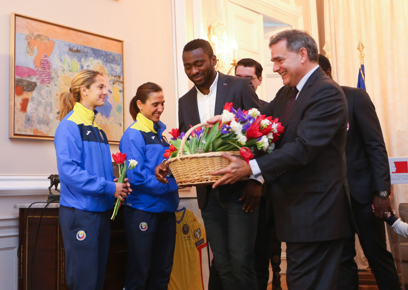 Fetele din naționala de fotbal, mărțișoare de la Ambasada Franței. Și dinamoviștii au onorat Ziua Femeii. ”Bizonașul” a făcut deliciul zilei/ FOTO