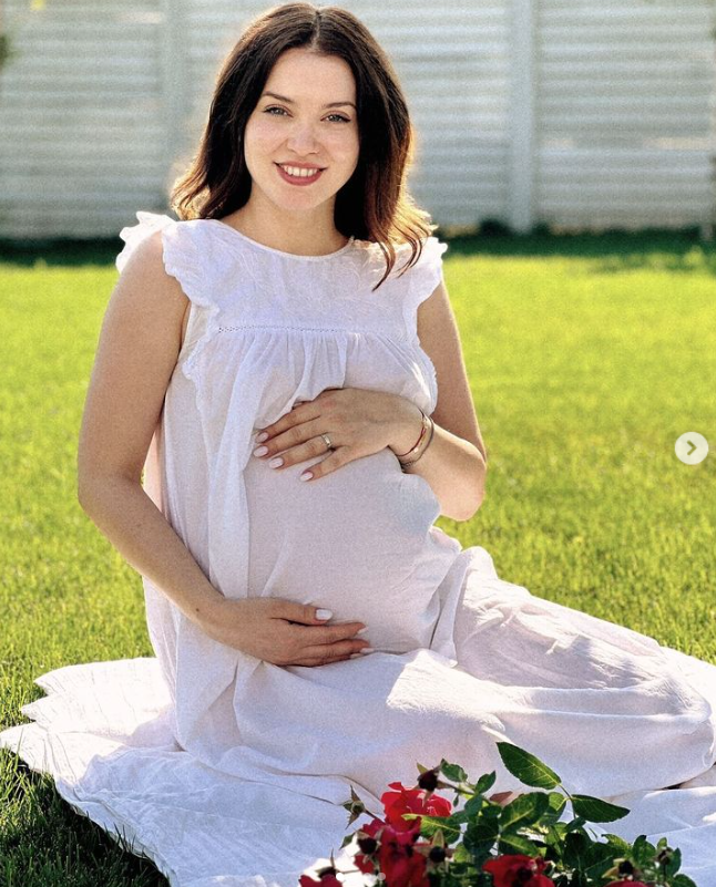 Cum arată Anca Dumitra în luna a noua de sarcină. Gianina din „Las Fierbinți” va aduce pe lume primul ei copil. „Urma să fie în câteva zile”