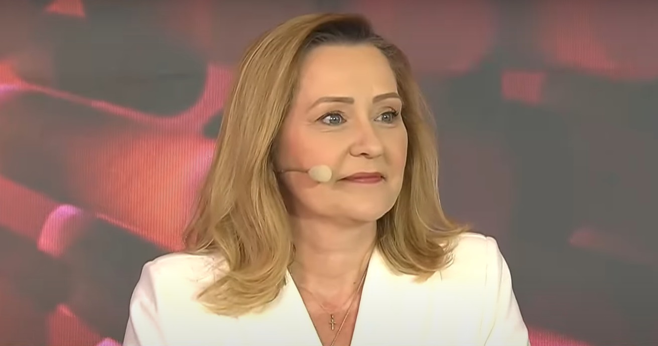 Elena Lasconi, trei dezbateri electorale și trei ținute albe. Semnificația din spatele alegerilor vestimentare ale candidatei la Președinție