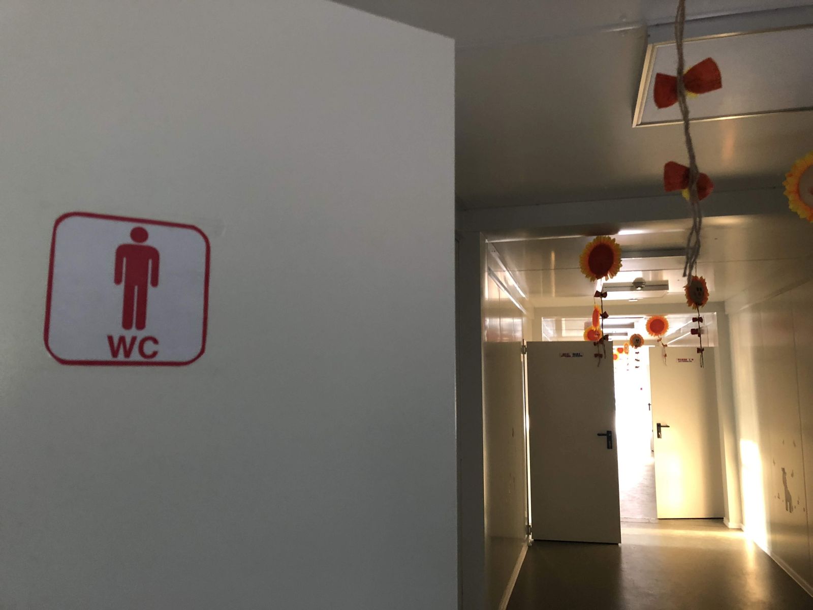 REPORTAJ/ Clopoțelul a sunat în containere la începerea noului an într-o școală din Timișoara. Primarul i-a îndemnat pe cei mici să devină ”oameni școlați” - FOTO