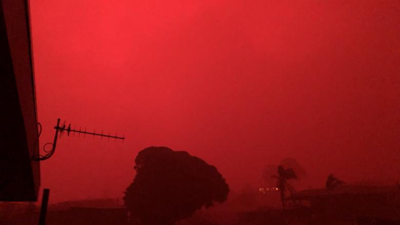 Scene apocaliptice în Australia. Mii de oameni s-au refugiat pe plajă și în mare pentru a se salva de flăcări