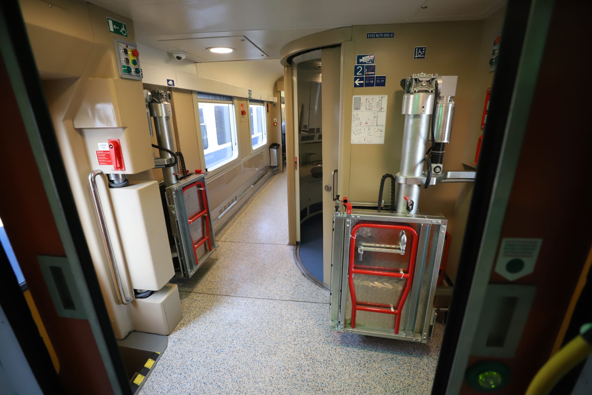 Viteză, confort și lift pentru persoane cu dizabilități. Primul tren modernizat complet circulă de astăzi pe ruta București-Constanța