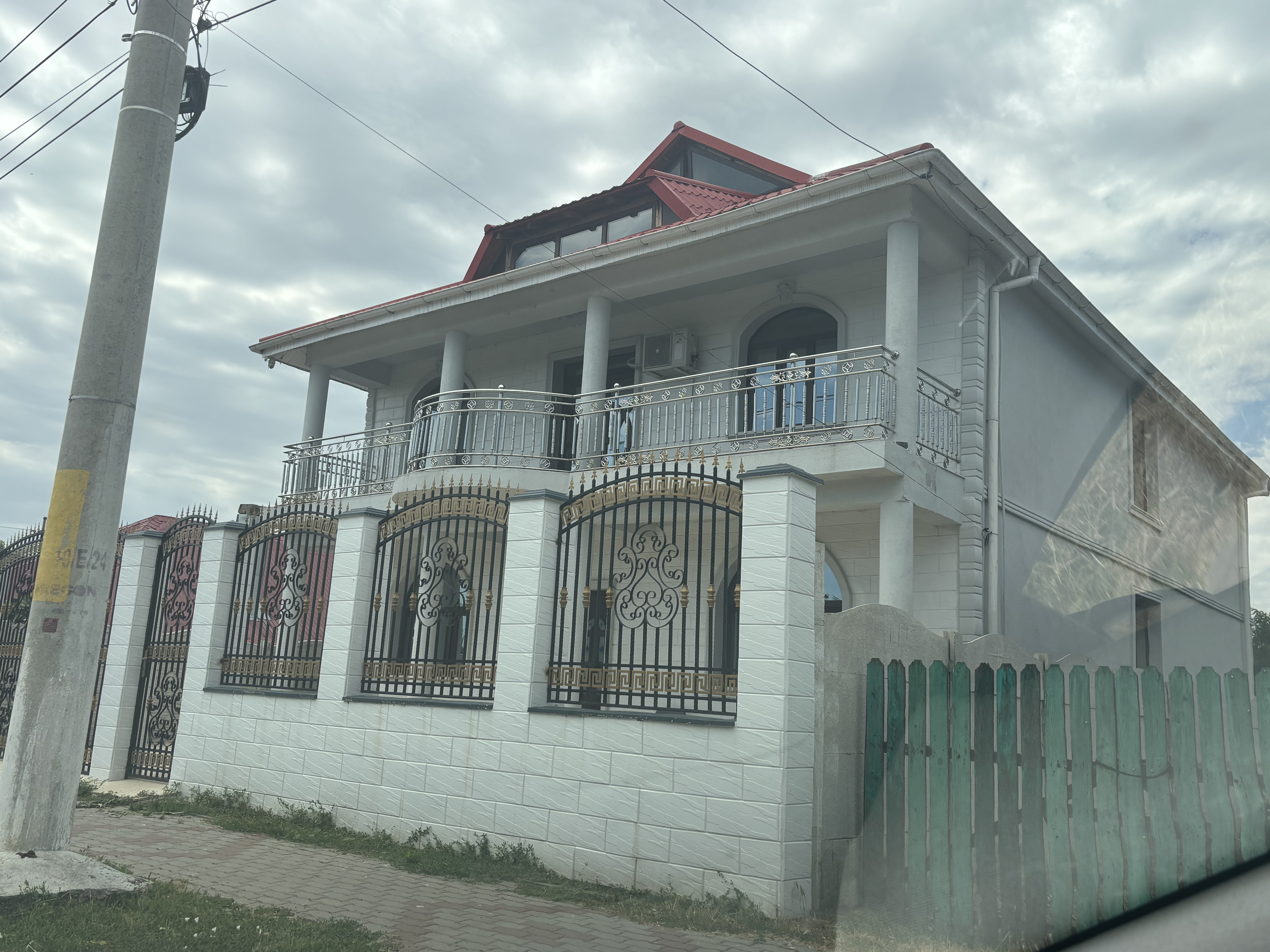 A venit vara/ Am bilete la Amara! Plutire ca la Marea Moartă, nămol ca la Techirghiol, ungere ca în Egipt, istoric ca la muzeu, ospătar ca la Hambar