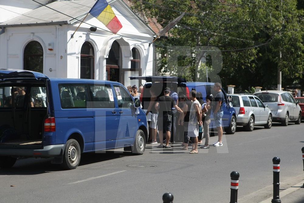 VIDEO. Înmormântarea femeii sinucigașe de la Brănești și a celor trei fetițe. Trupul neînsuflețit al mamei, depus separat la capelă / GALERIE FOTO