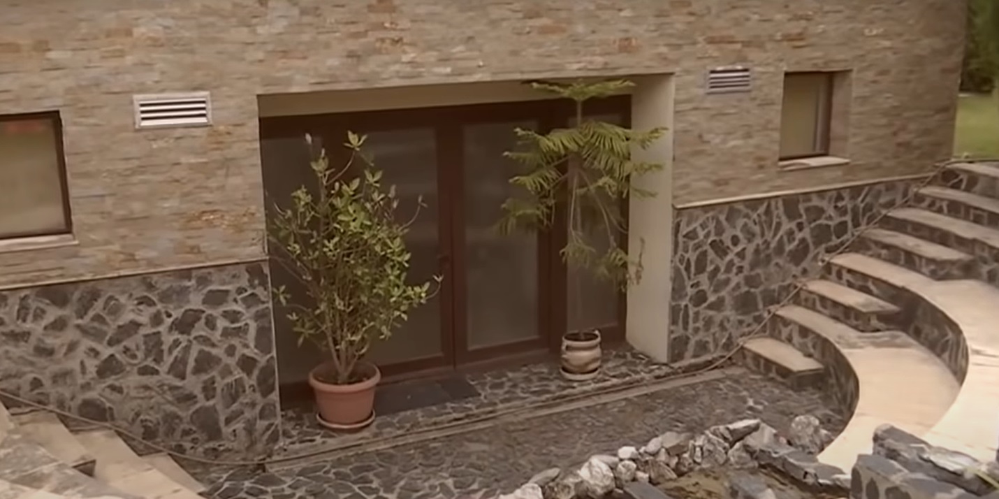 Imagini cu casa în care locuiește Mugur Mihăescu cu soția. Estimată la 800.000 de euro, vila are gazon pe acoperiș
