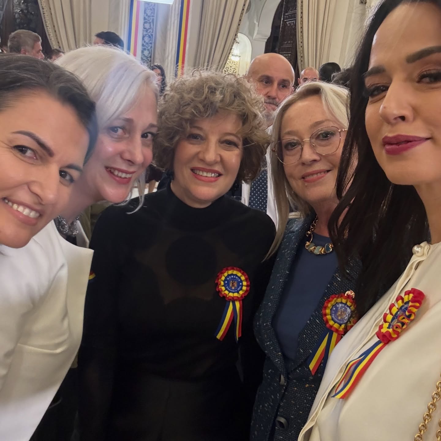 Mirabela Grădinaru, înconjurată de vedete la recepția de la Palatul Cotroceni de Ziua Națională. Partenera lui Nicușor Dan a purtat gri
