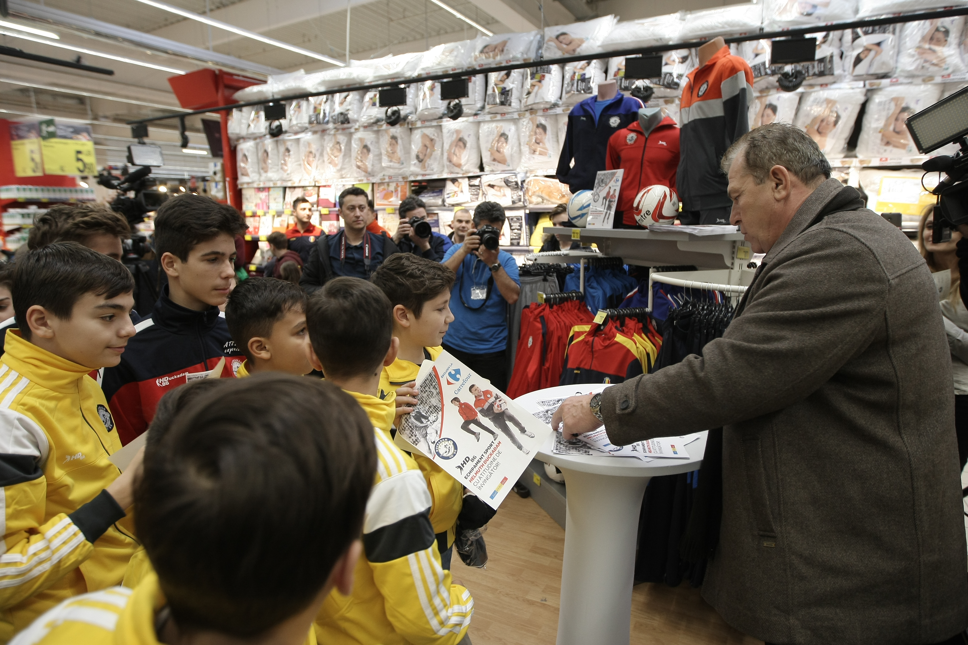 Duckadam și-a lansat propria linie de echipament sportiv! ^”Eroul de la Sevilla” a intrat în rândul starurilor mondiale / FOTO&VIDEO