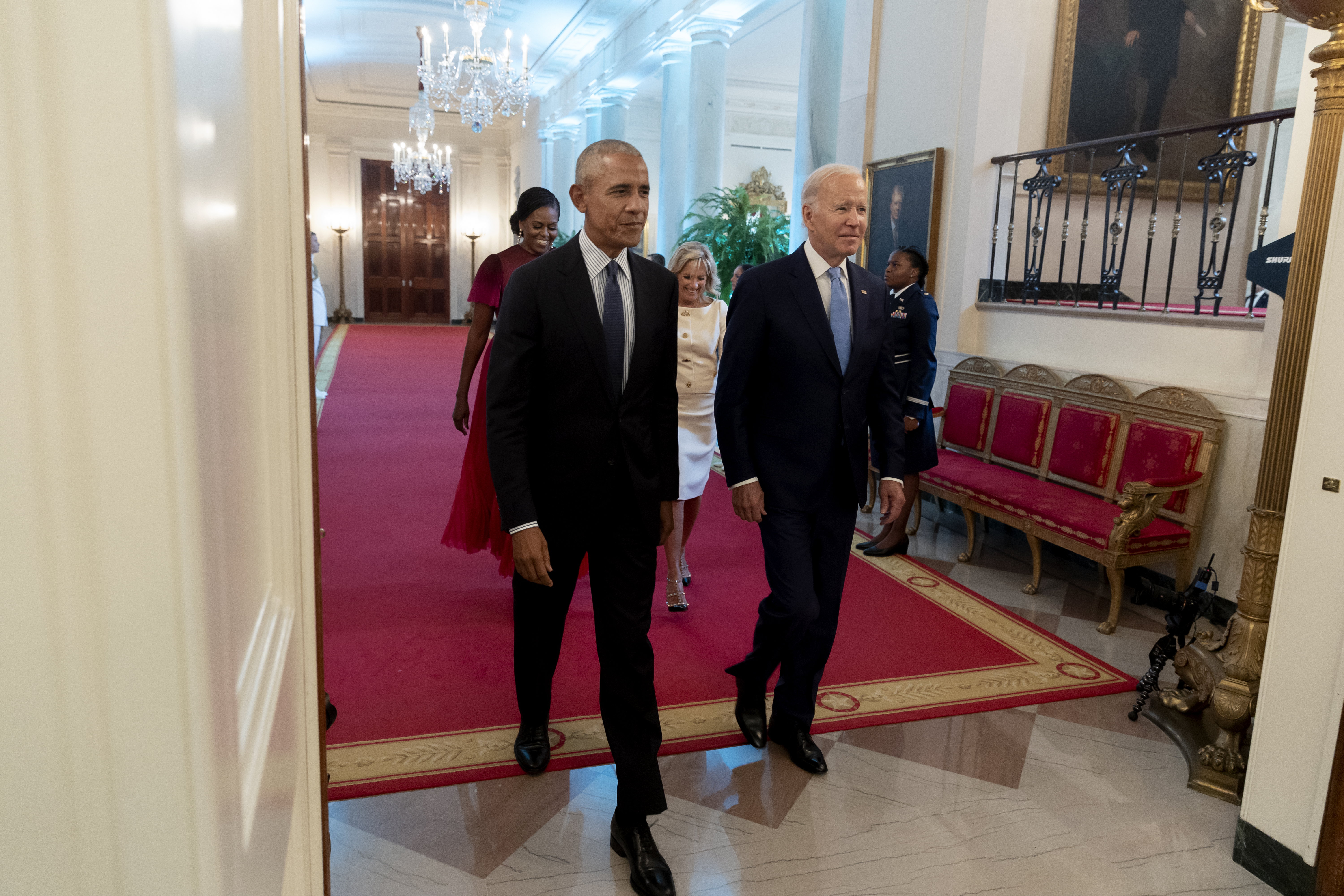 Barack și Michelle Obama și-au dezvelit potretele oficiale de la Casa Albă, la peste cinci ani de la încheierea mandatului prezidențial