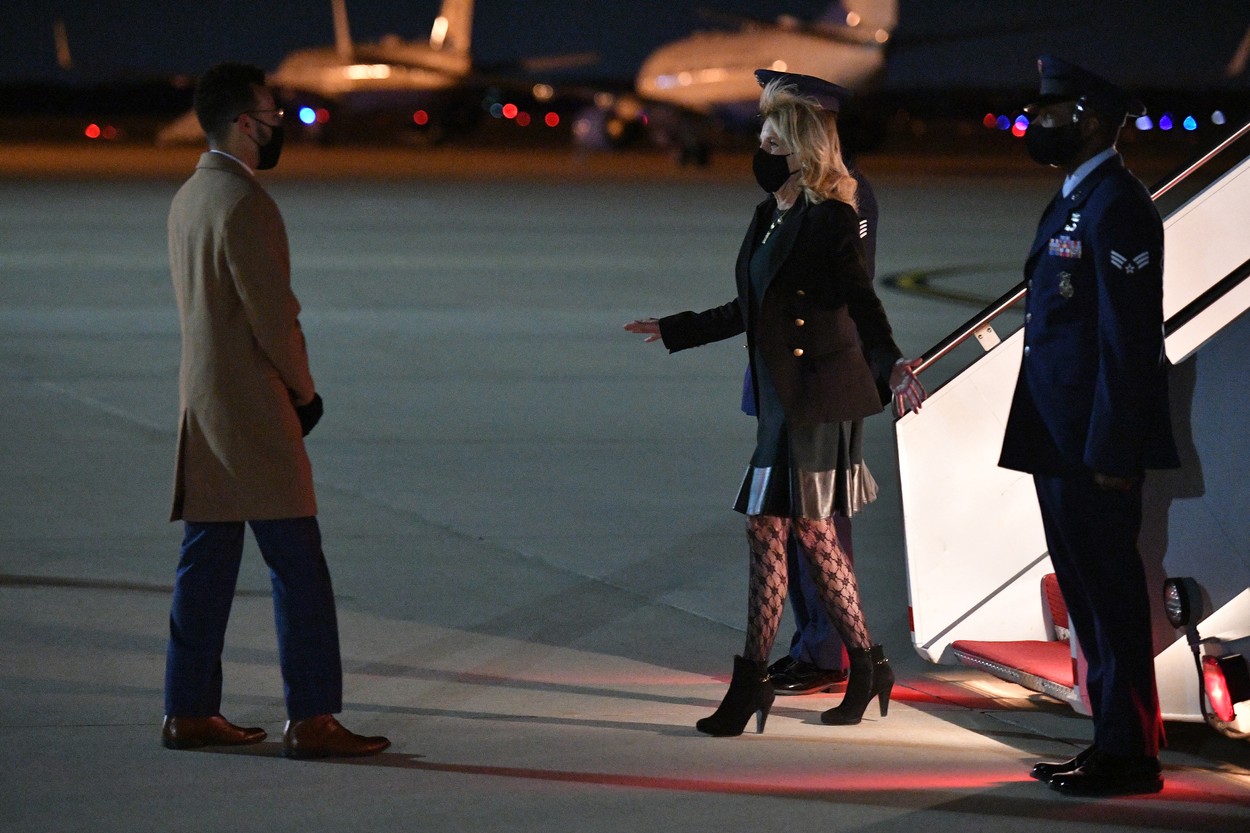 Jill Biden s-a deghizat în însoțitoare de bord de Ziua Păcălelilor