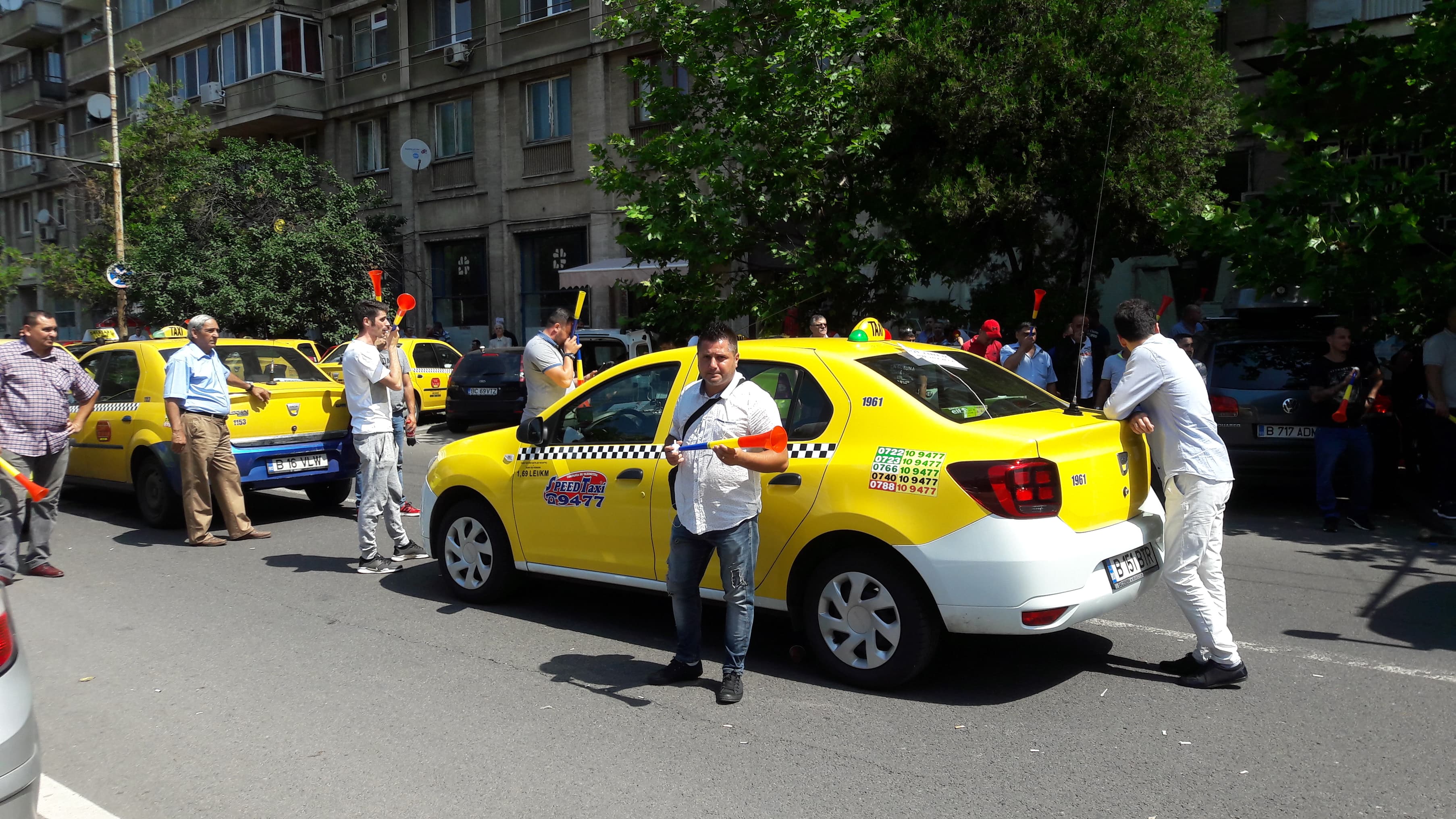 UPDATE. Protest al taximetriştilor în Capitală. Restricţii de trafic în zona Gării de Nord / VIDEO