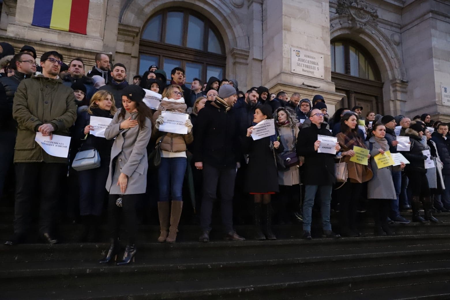 Judecătorii și procurorii au umplut treptele Palatului de Justiție de la București. Au protestat față de modificările aduse legilor Justiției |VIDEO