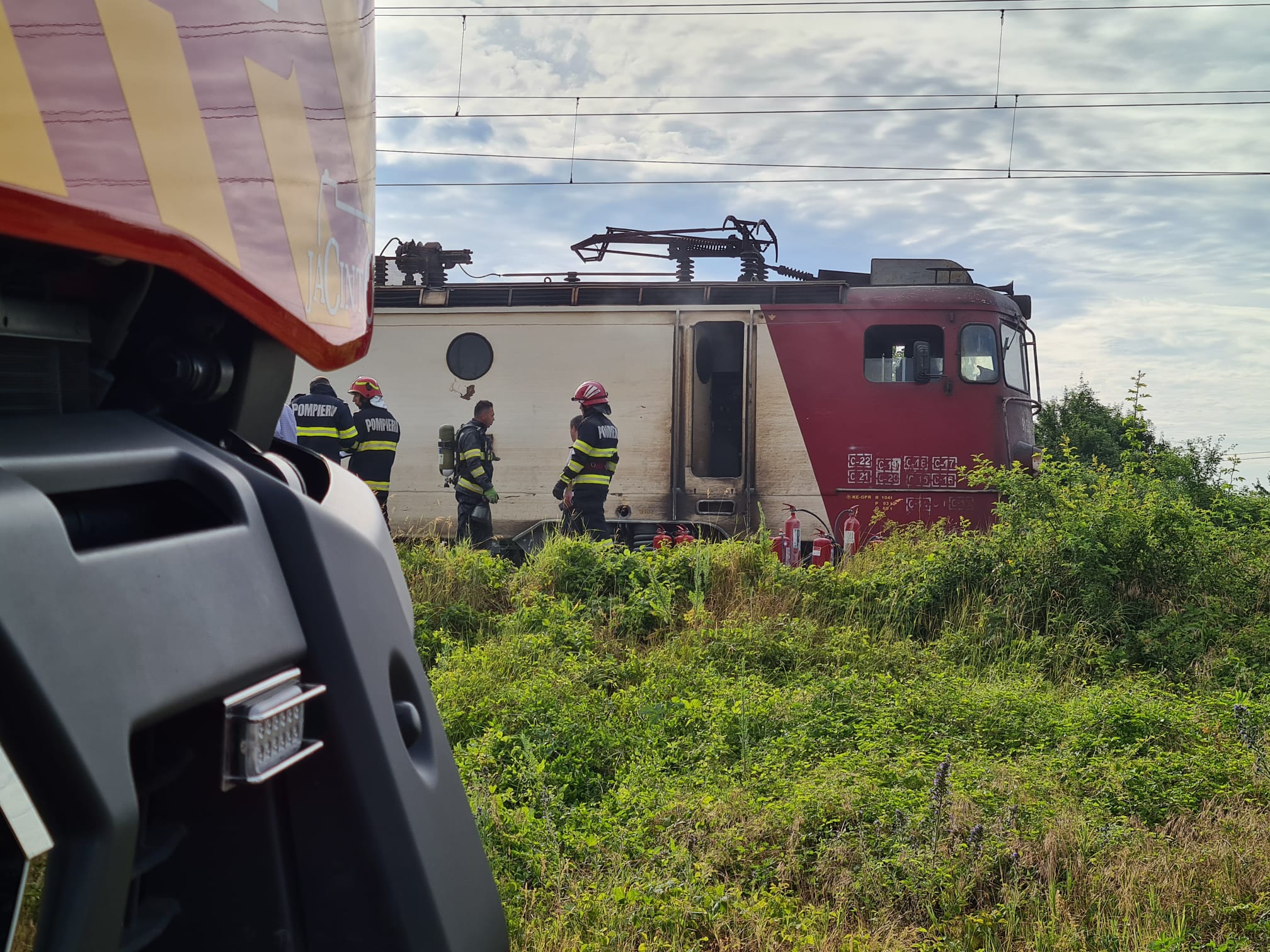 Locomotiva unui tren de călători a luat foc în județul Prahova, pe ruta Brașov - București Nord. Pasagerii s-au autoevacuat