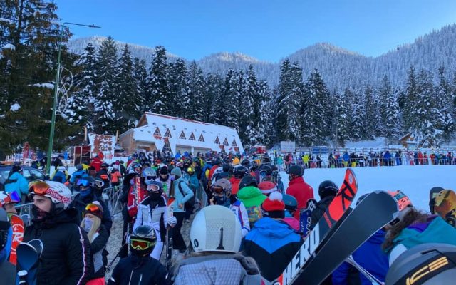 Sute de turiști au așteptat la cozi uriașe în Poiana Brașov, pentru a urca în telegondolă