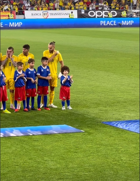 Nepotul lui Victor Pițurcă, pe teren la deschiderea meciului România - Liechtenstein. Cristina Ich s-a mândrit cu apariția băiețelului ei