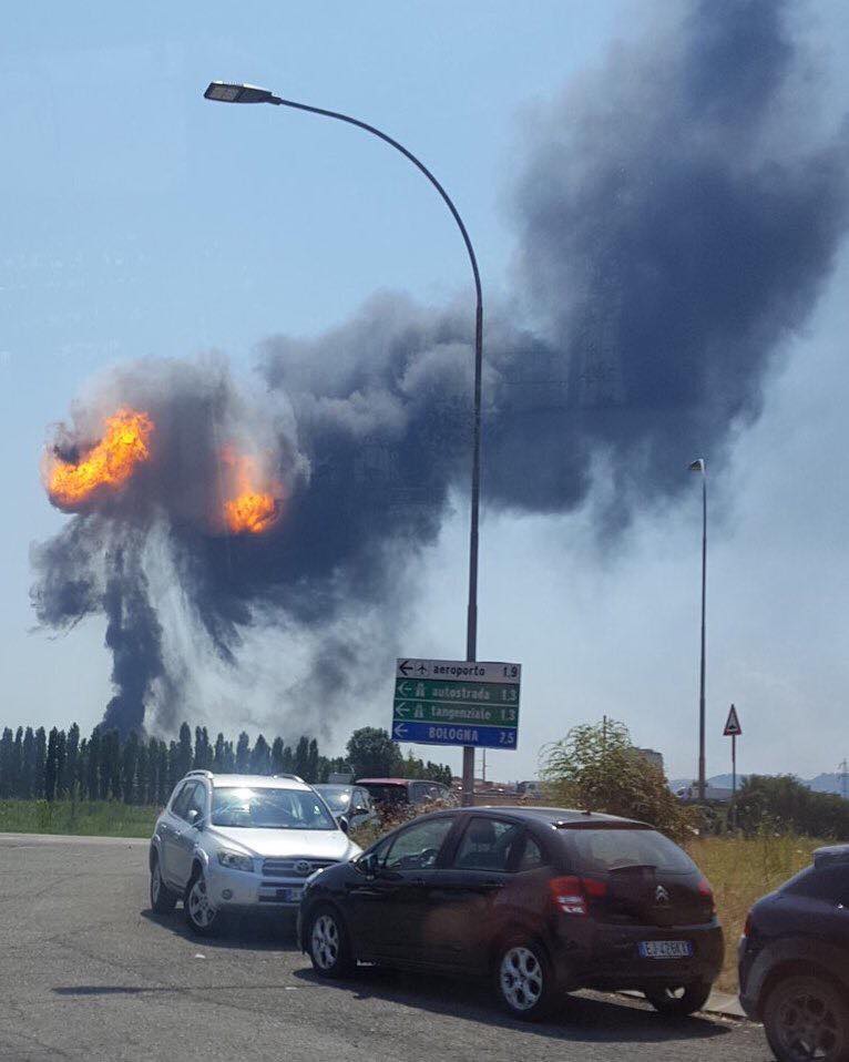FOTO & VIDEO | O cisternă cu GPL a explodat lângă aeroportul din Bologna, în Italia. 67 de oameni au fost răniți, două persoane au murit