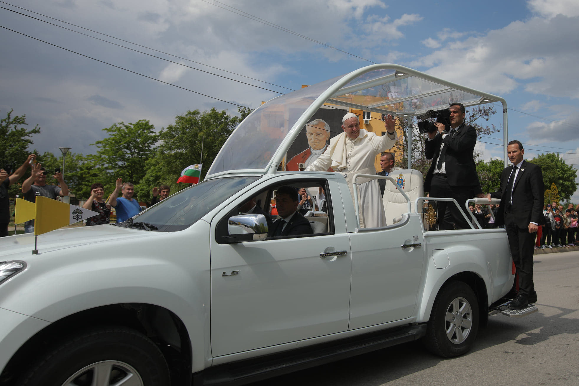 CORESPONDENȚĂ DIN BULGARIA/ Reporterii Libertatea l-au văzut pe Papa Francisc în vizita din Bulgaria și știu secretul unui salut sincer din papamobil. „San Lorenzo” a adus un zâmbet larg