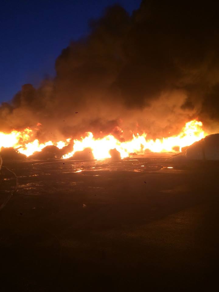 Incendiu la o fabrică de mase plastice din Hunedoara. Un muncitor a fost rănit