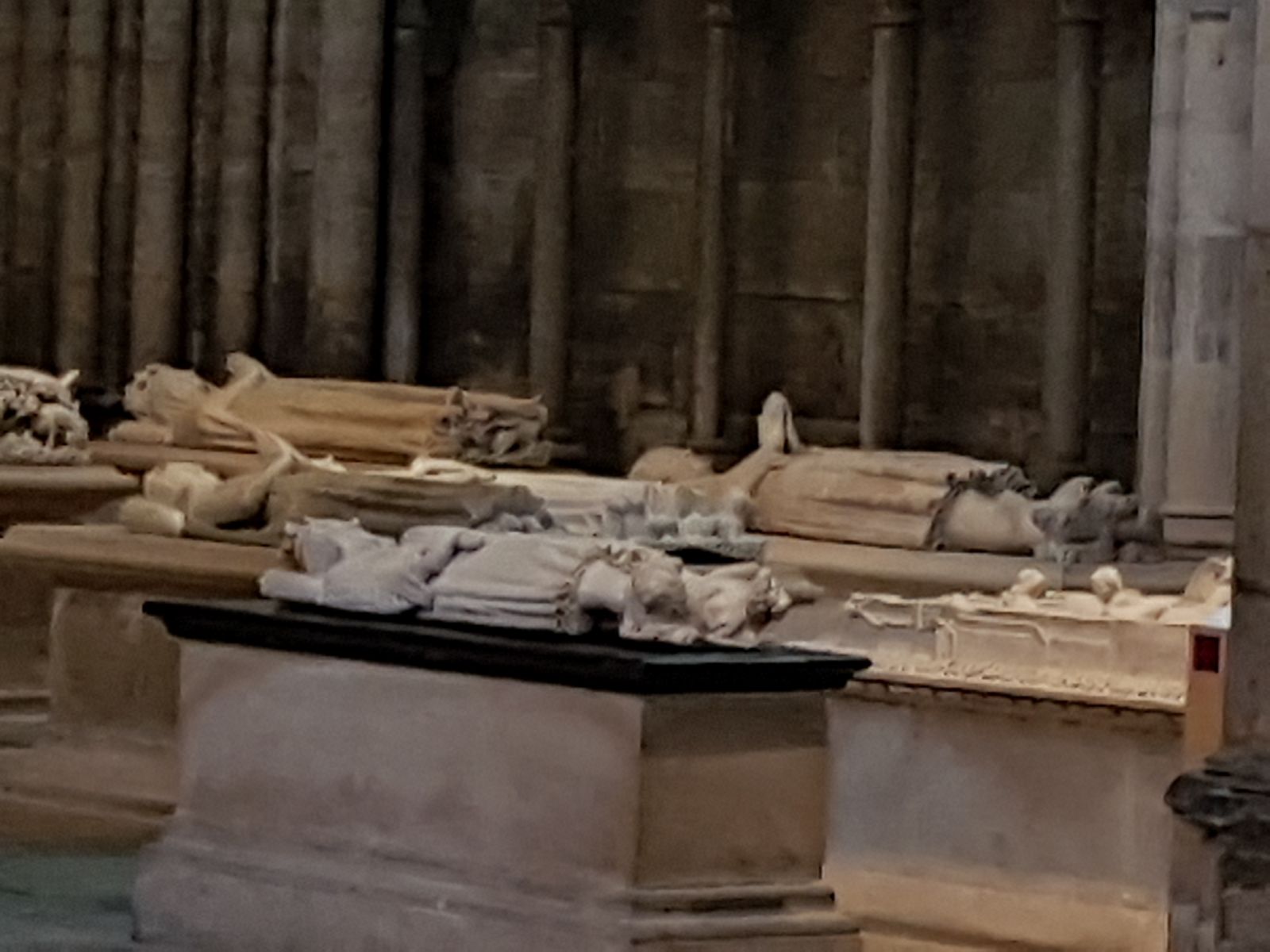 FOTO/Târgul de Crăciun din Saint-Denis - Paris are puțin din farmecul românesc. Un artizan francez imprimă haine cu imagini din București