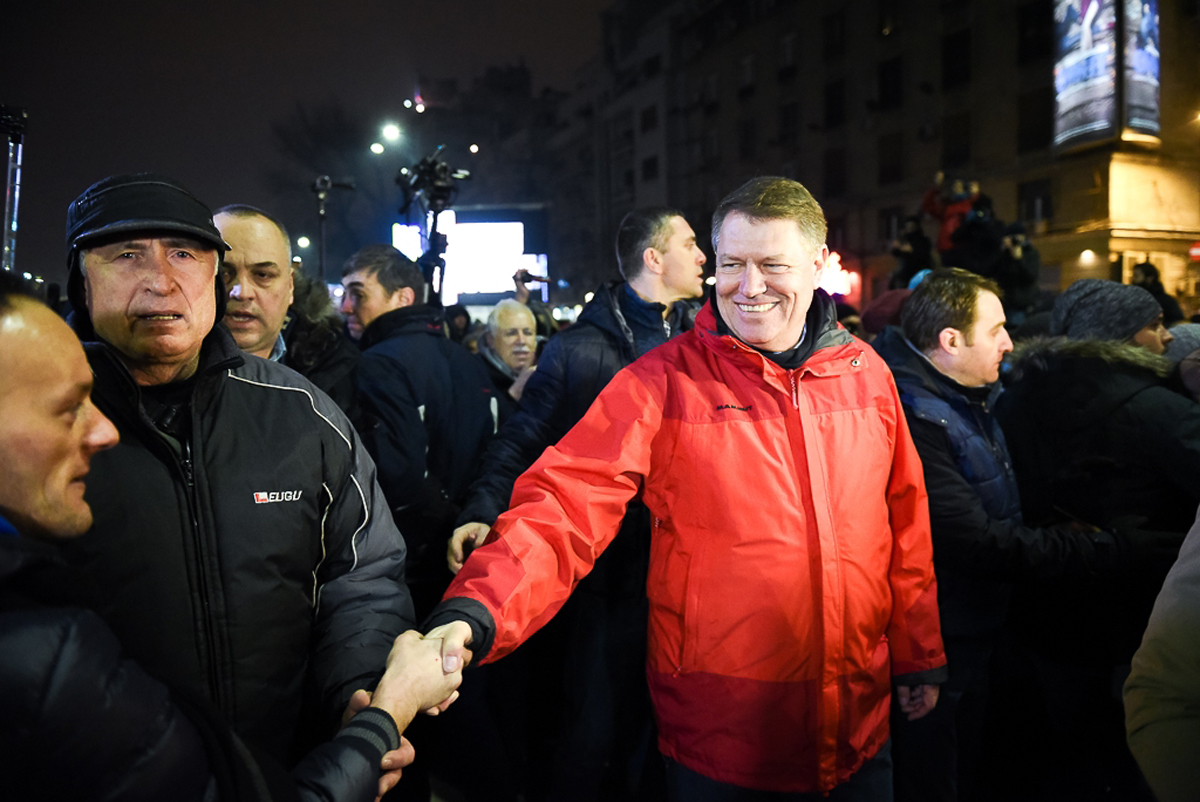 Maurice Munteanu, despre ținutele lui Iohannis în Africa: „Să apari în alb la safari pare ușor sfidător. Nu poți veni ca și cum ai fi Frank Sinatra”