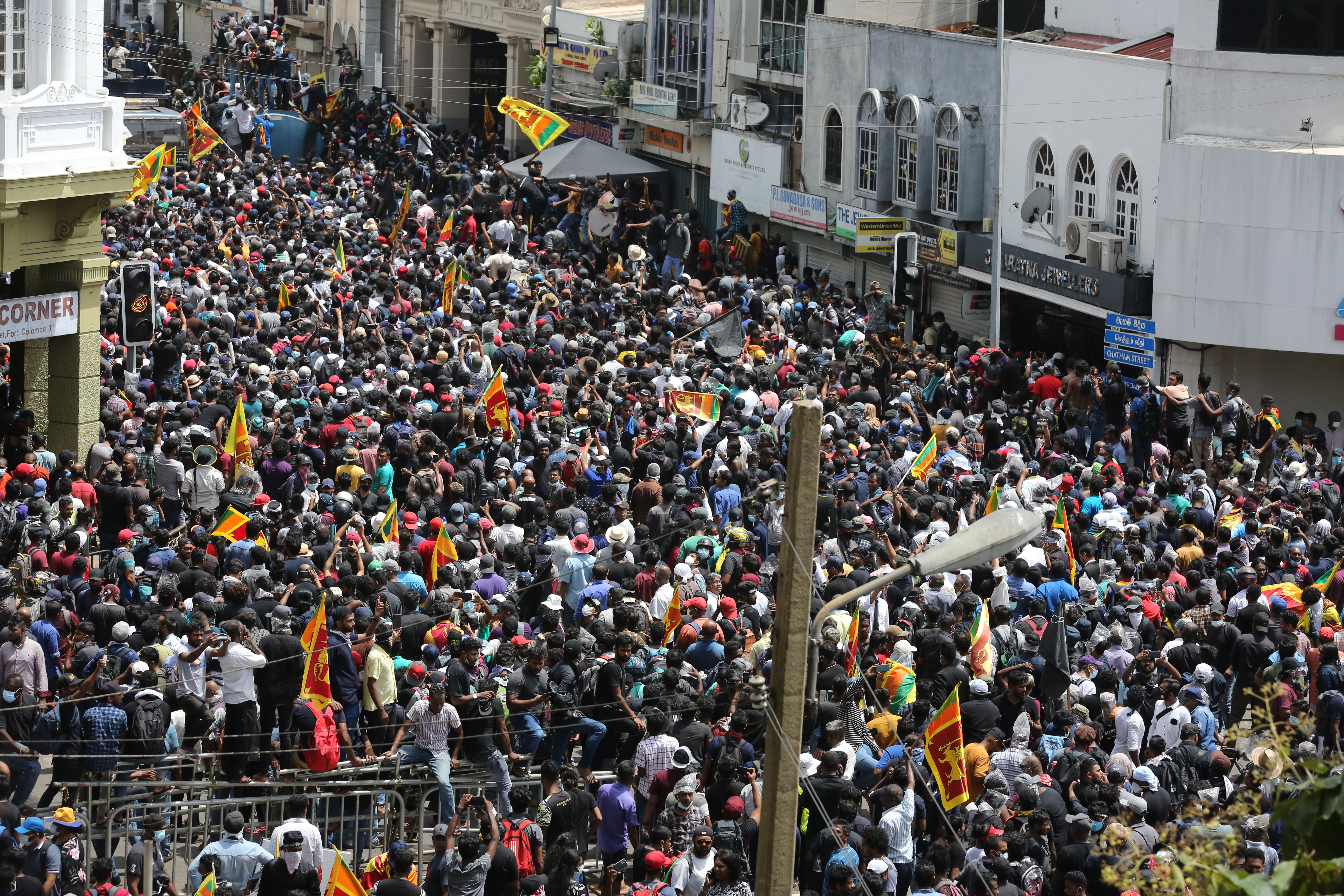 Președintele din Sri Lanka și-a anunțat demisia după protestele violente. Mii de oameni au luat cu asalt reședința sa