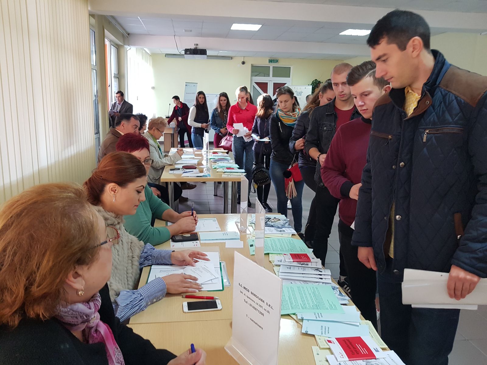 REPORTAJ: Campionii șomajului din România au tratat cu dispreț bursa locurilor de muncă pentru absolvenți de la Vaslui| GALERIE FOTO