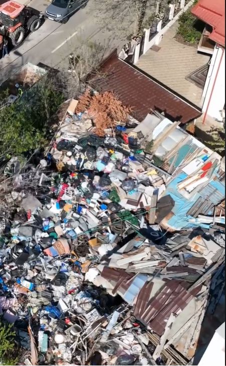 Casa din București care a disperat 100 de vecini: 4 metri înălțime de gunoaie pe 300 de metri pătrați