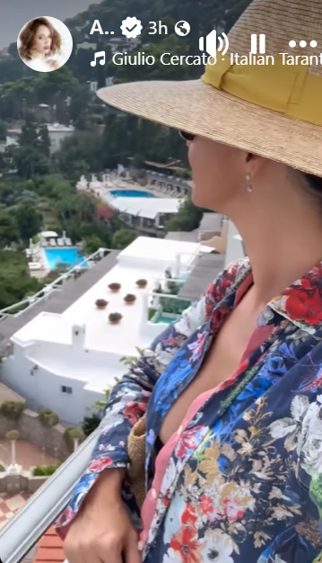 Cum a mers Andreea Marin la plajă în Capri, Italia. Vedeta, apariție rară într-un costum de baie din două piese. „Trei zile minunate alături de fiica mea”