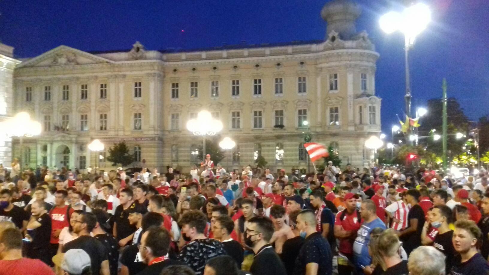 Bucuria nu ține cont de distanțare! Sute de oameni sărbătoresc în fața Primăriei din Arad promovarea echipei UTA în Liga 1. Și fanii lui FC Argeș au ieșit pe străzi