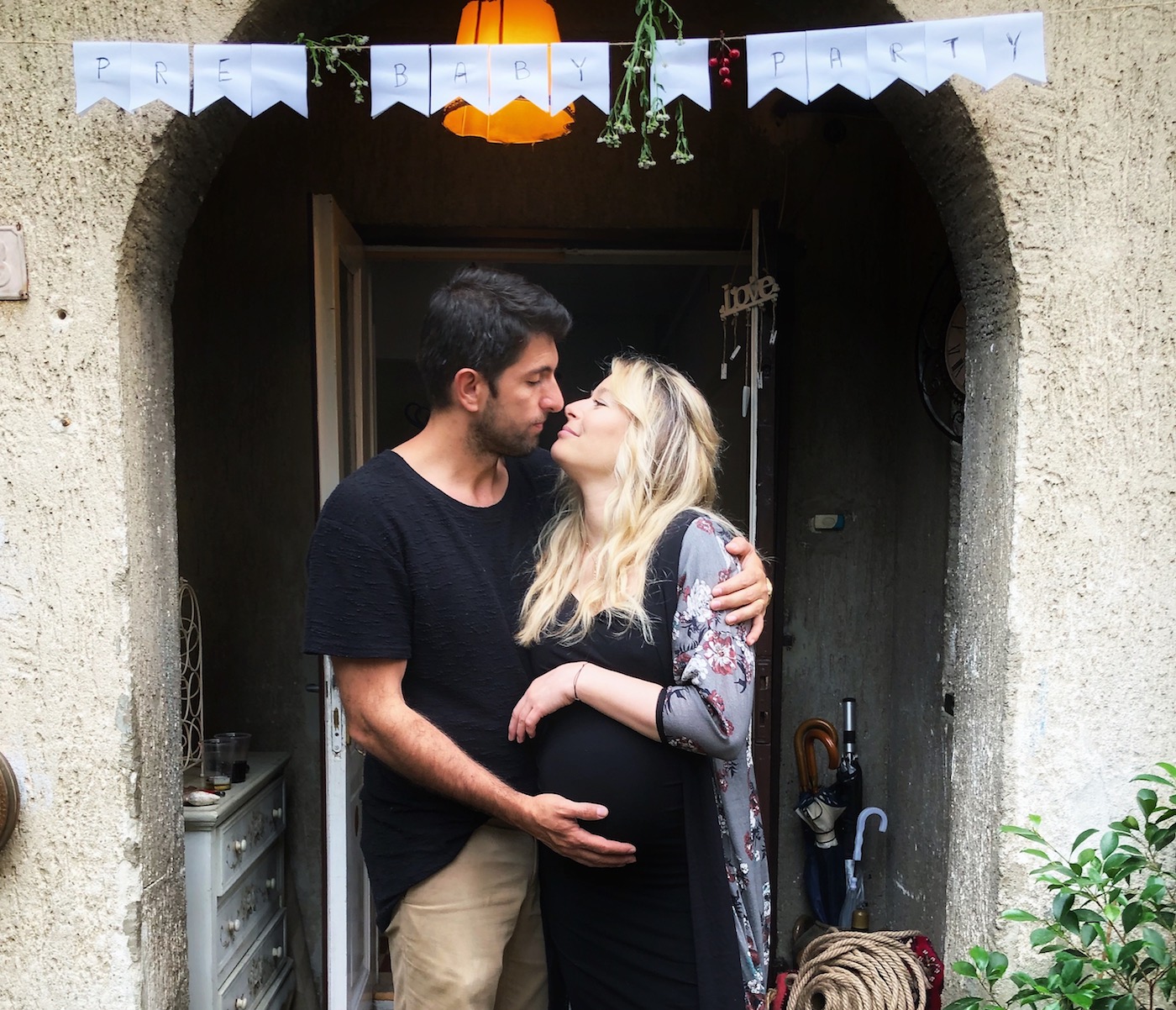 Laura Cosoi a dat petrecere înainte de venirea pe lume a fiicei ei. "Nu vrem ca prietenii noștri să cheltuiască inutil pe lucruri care poate nici nu ne vor folosi" | FOTO