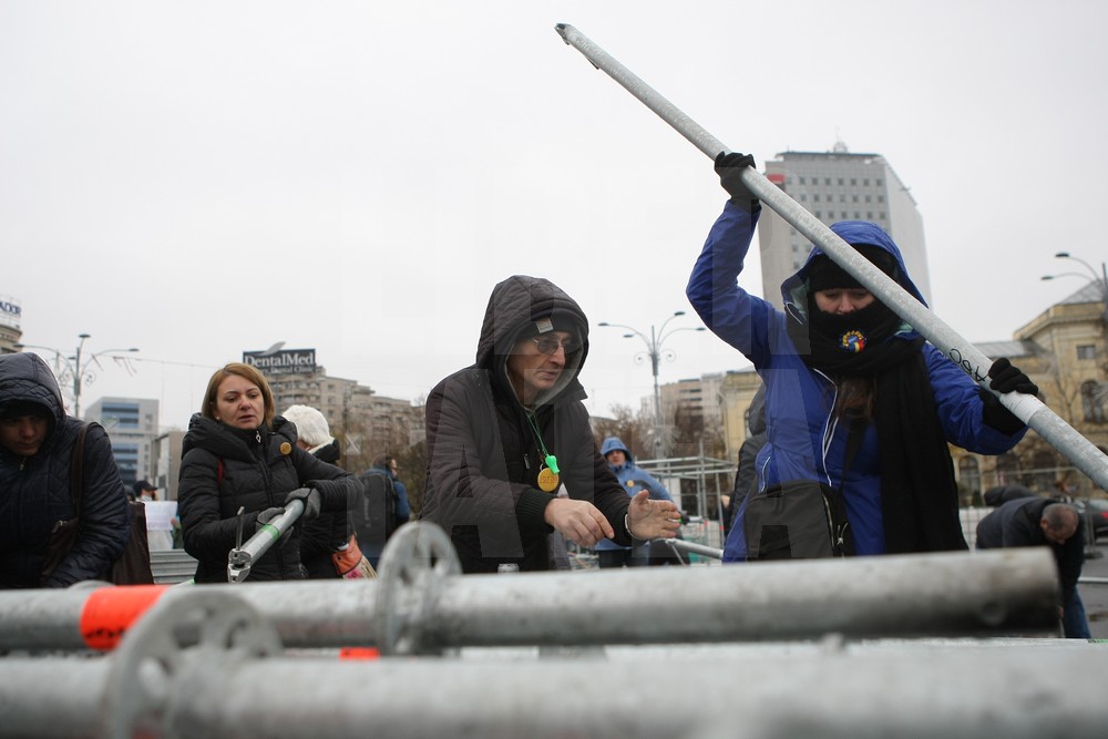 UPDATE. Protest și incidente în Piața Victoriei. Anchetă MAI după împiedicarea organizării târgului de Crăciun/ FOTO