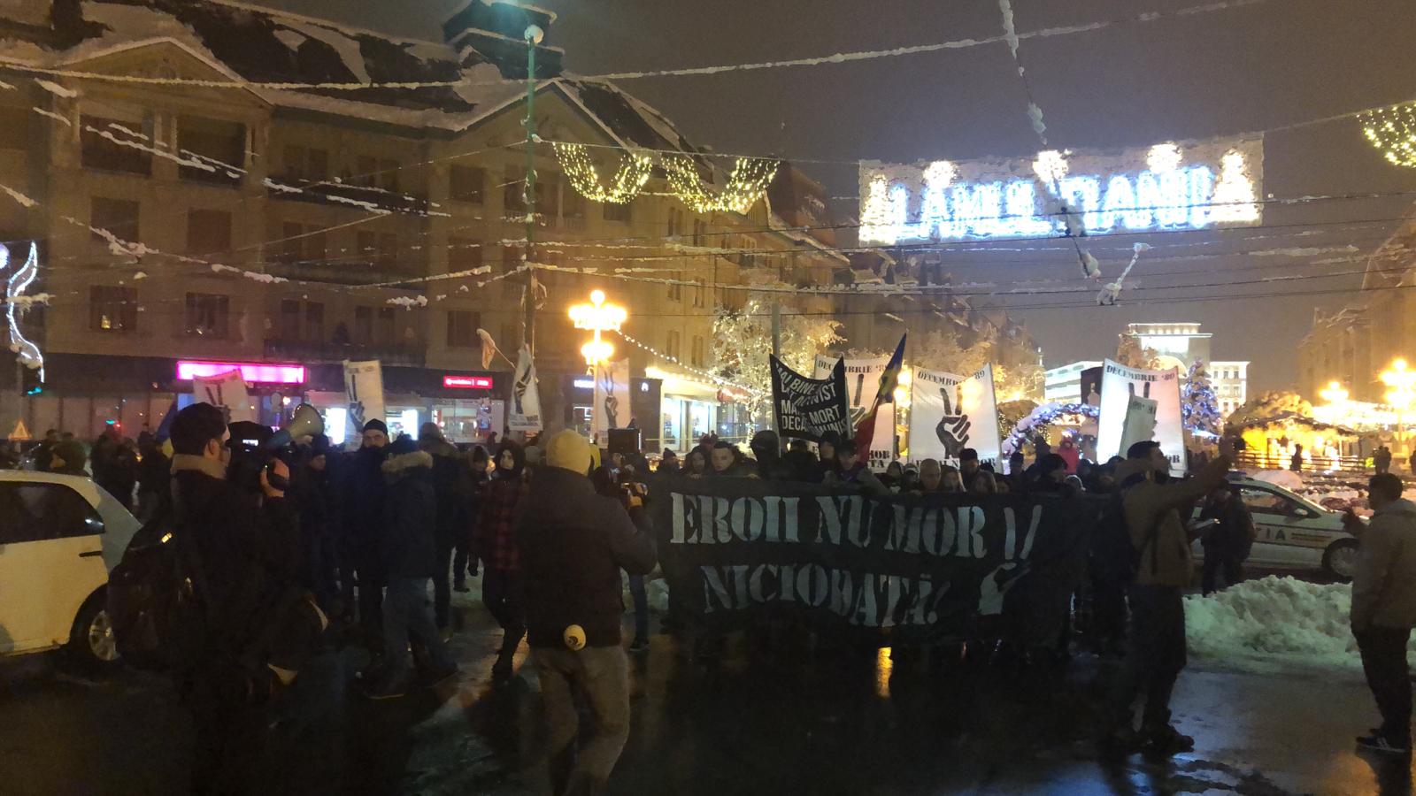 FOTO/ Marșul Eroilor în Timișoara, în memoria martirilor Revoluției din '89. Circa 300 de persoane au ieșit pe străzile orașului unde s-a strigat prima oară „Jos comuniștii”, acum 29 de ani