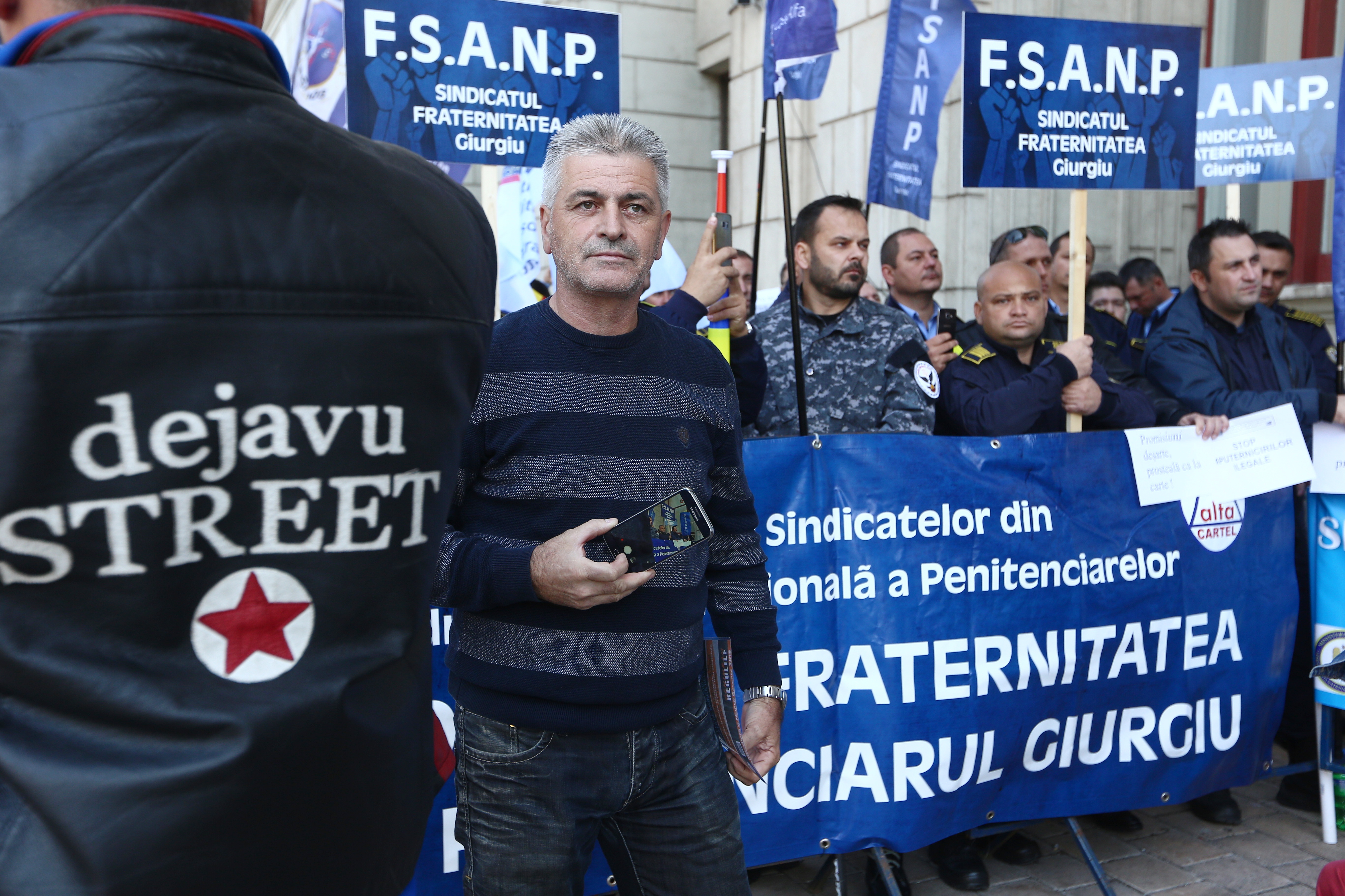 FOTO| Sute de gardieni din penitenciare protestează în fața Ministerului Justiției. Se cere demisia lui Tudorel Toader