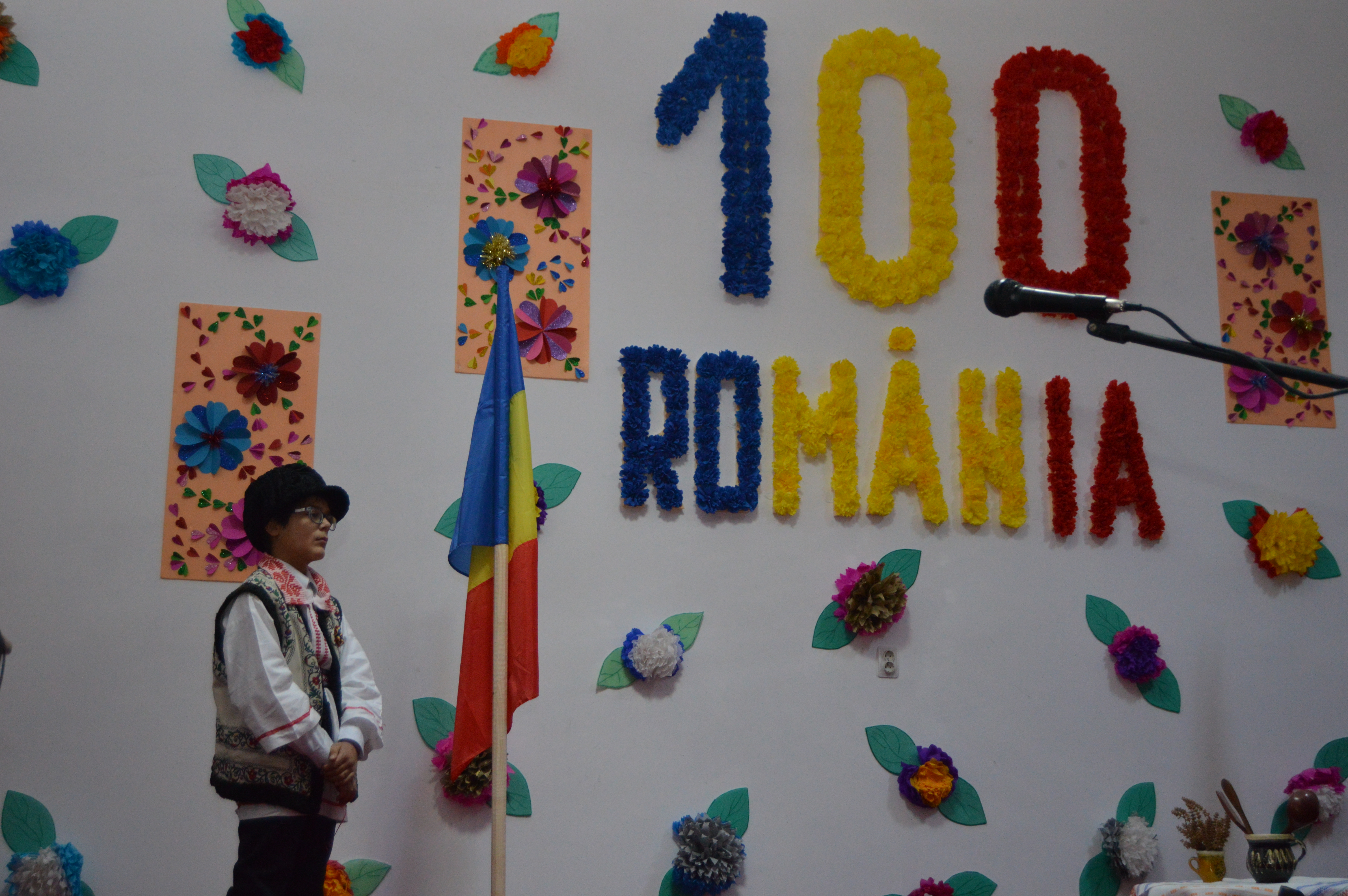 GALERIE FOTO/ Zeci de mii de elevi și cadre didactice din județul Vaslui au îmbrăcat costumele naționale. Mobilizarea a fost fără precedent în istoria județului