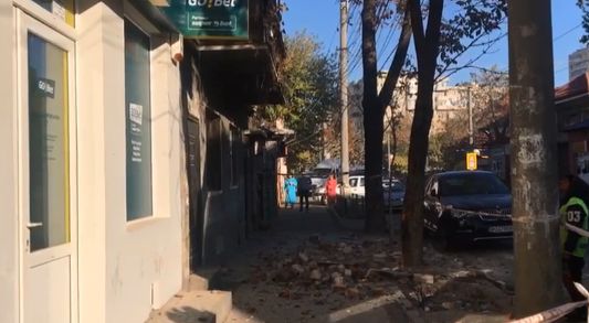 Pagube la o clădire din Sectorul 2 al Capitalei după cutremur. "Putea să cadă, să moară lume, cine răspunde?" | FOTO