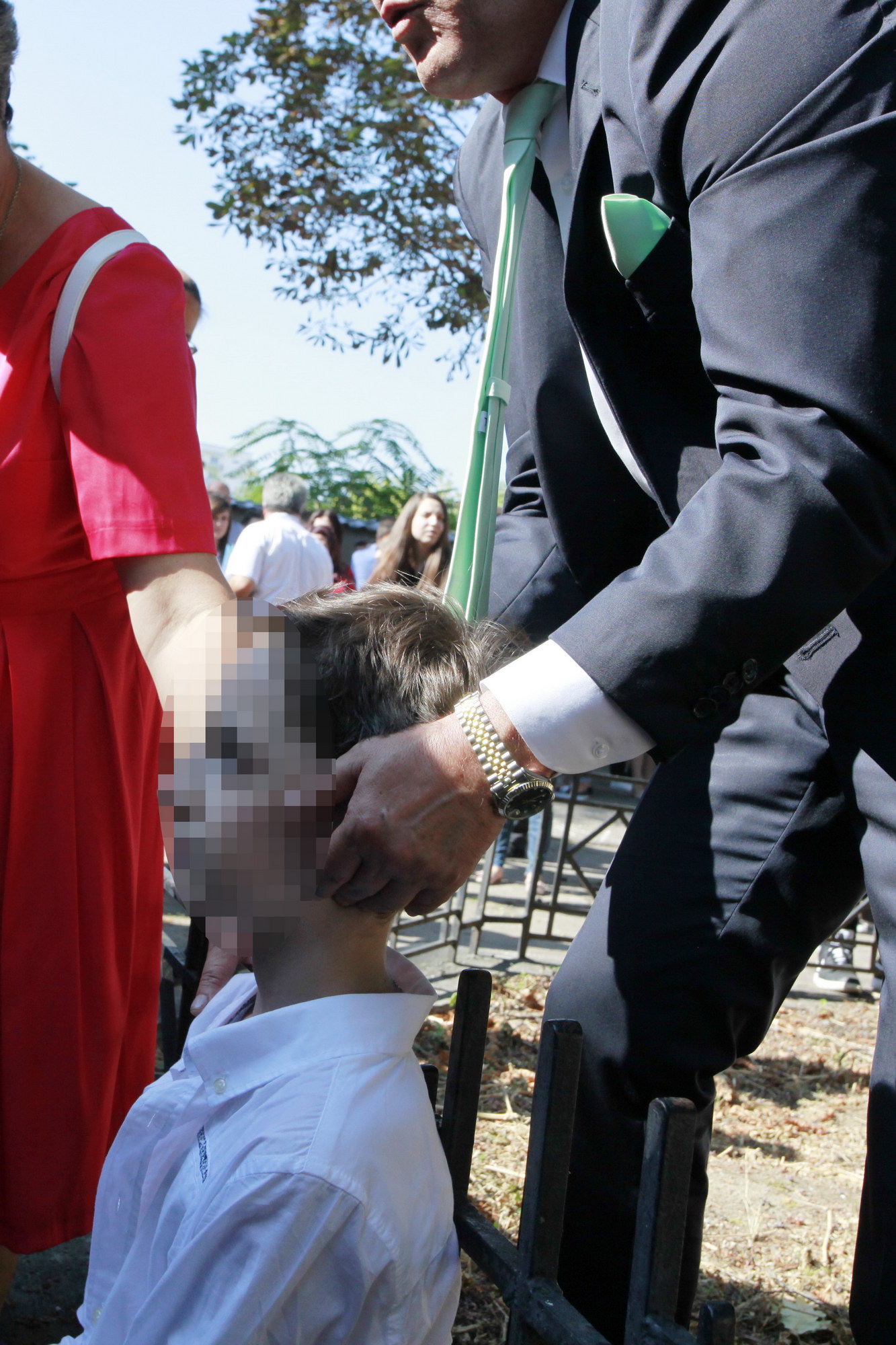 EXCLUSIV: Un elev copleșit de emoții a leșinat în prima zi de școală. Prezent la festivitate, șeful CJ Buzău i-a dat primul ajutor | GALERIE FOTO