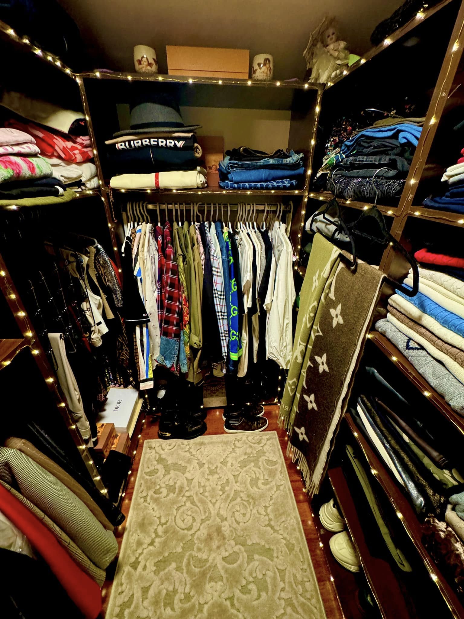 Imagini din casa în care locuiește Minodora. A decorat livingul în stil african: „Este încărcată cu pace și multă culoare”