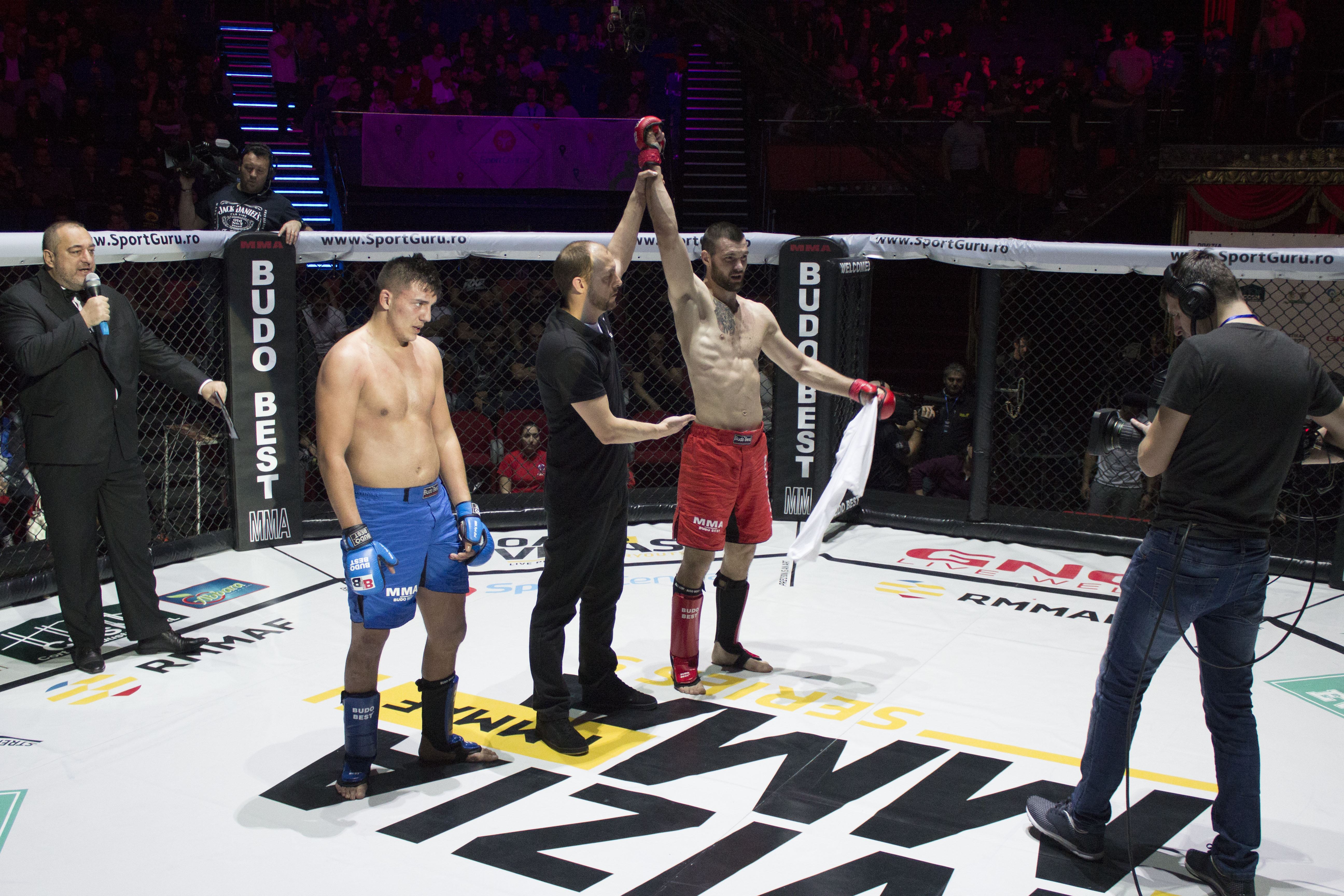 Un fost sergent US Air Force este arbitru de MMA în România. Cum s-a îndrăgostit de țara noastră