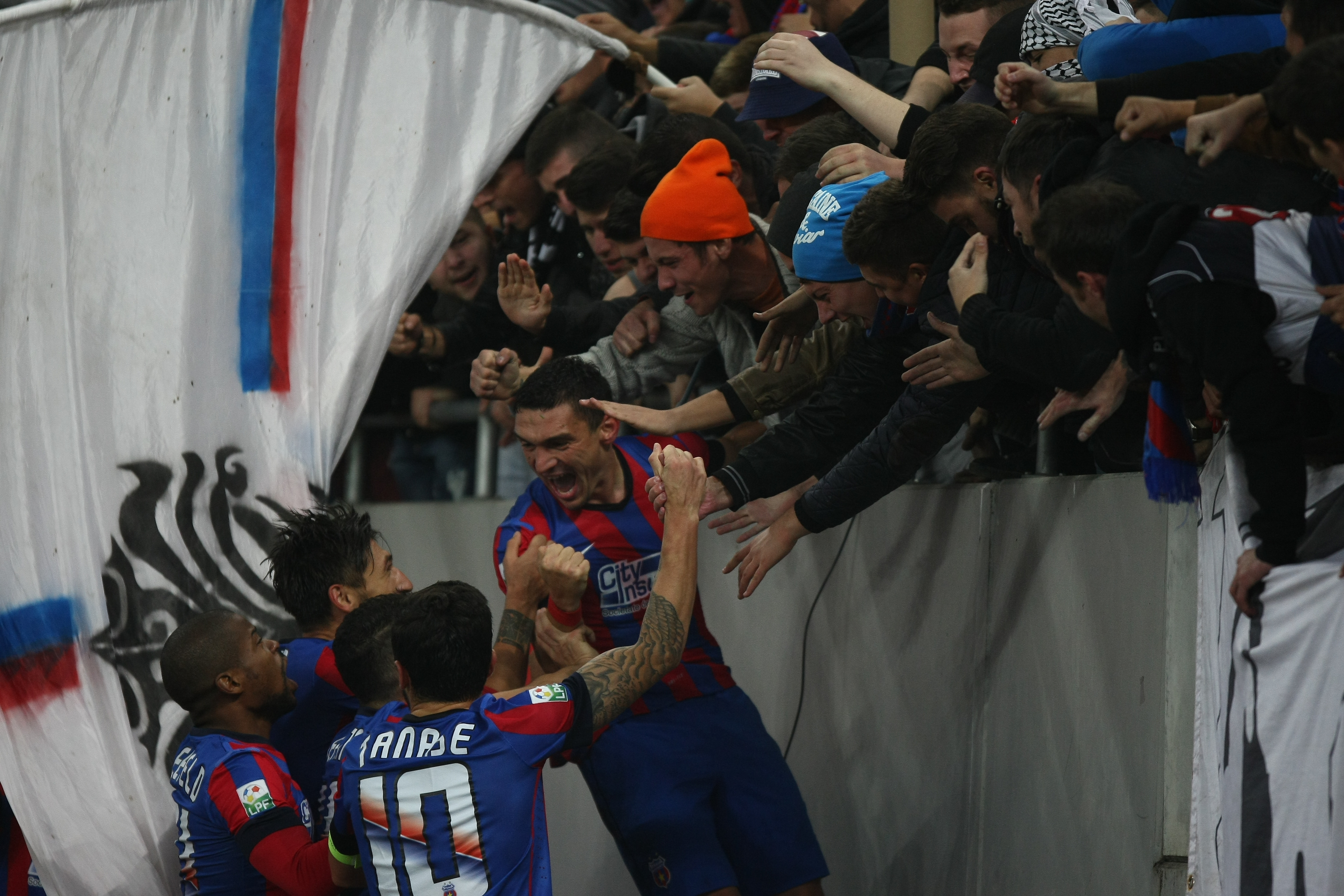 GALERIE FOTO&VIDEO/ DERBY-UL ROMÂNIEI, STEAUA - DINAMO 3-0. ^ Echipa din Ghencea i-a speriat pe ”câini” de Halloween! Szukala, Papp și Keșeru au înscris pentru roș-albaștri. Arlauskis și Bărboianu, loviți de petardele aruncate de suporteri. Băiatul lui Florentin Petre a debutat la Dinamo