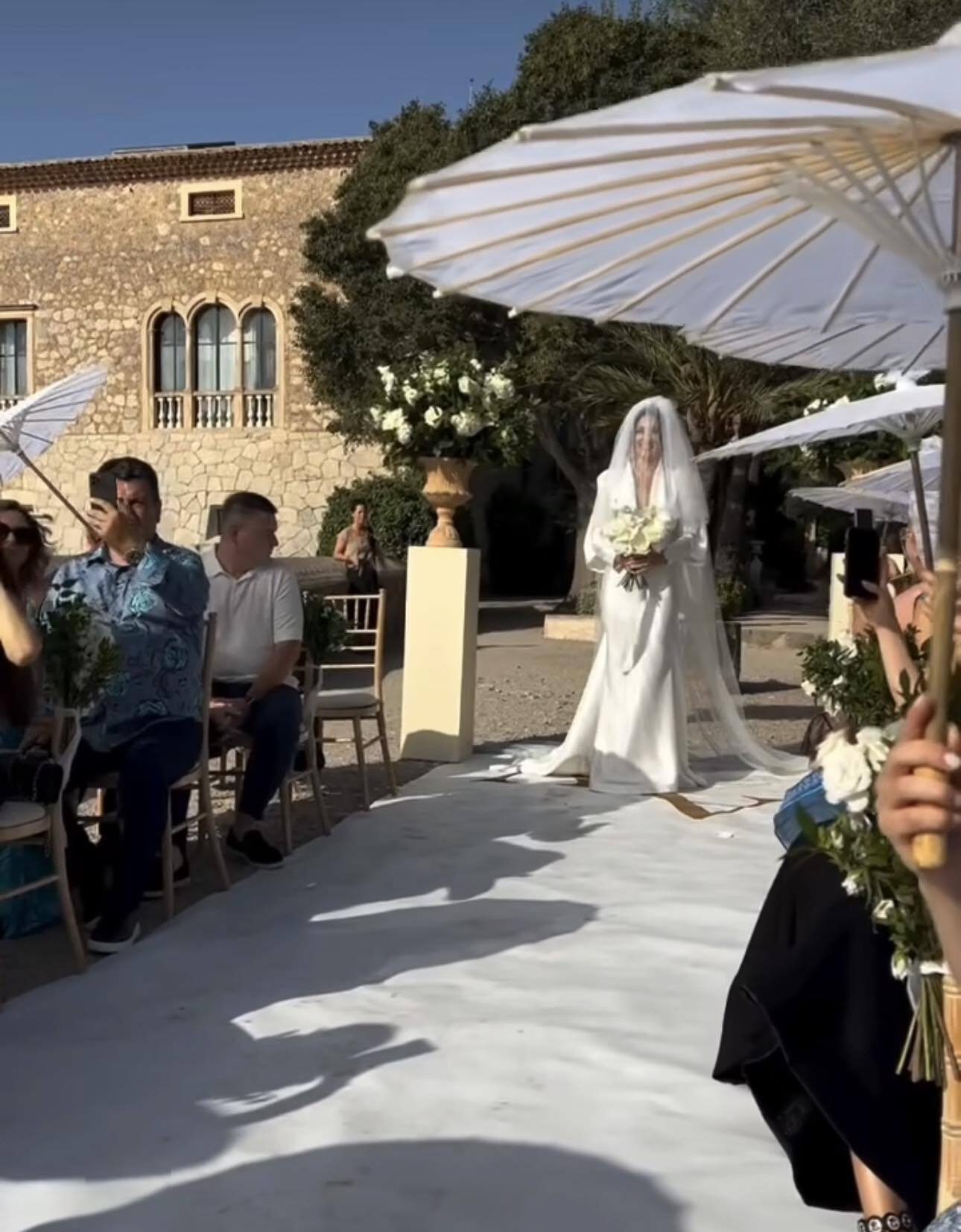 Ana Maria Barnoschi s-a căsătorit religios în Palma de Mallorca. Cum au arătat cele trei rochii de mireasă, dar și decorurile de ceremonie