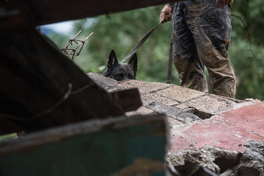O femeie din Guatemala și-a pierdut toți cei 22 de membri ai familiei în timpul uraganului Eta. “Sunt singurul supraviețuitor”