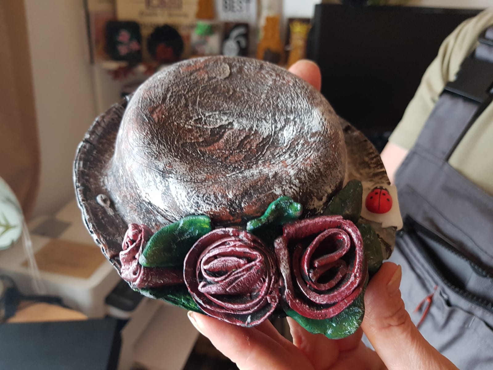 VIDEO&FOTO/ Badantă în Italia, artistă în România. Elena Mihăilă sculptează în ceară faraoni, motociclete, pălării sau flori: "Dacă greșești, topești totul și o iei de la capăt"