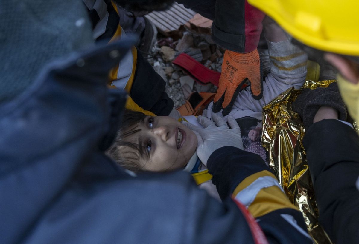 Intervenții în întuneric, prin ger. Copii scoși de sub dărâmături în a treia noapte de intervenție de la cutremurul din Turcia. Imagini emoționante