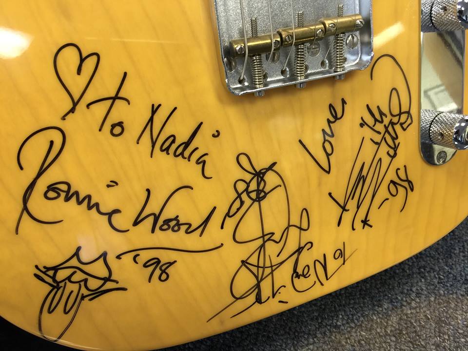 Legendara gimnastă Nadia Comăneci a primit cadou, de ziua ei, ^o chitară cu autografele celebrei trupe rock Rolling Stones / GALERIE FOTO