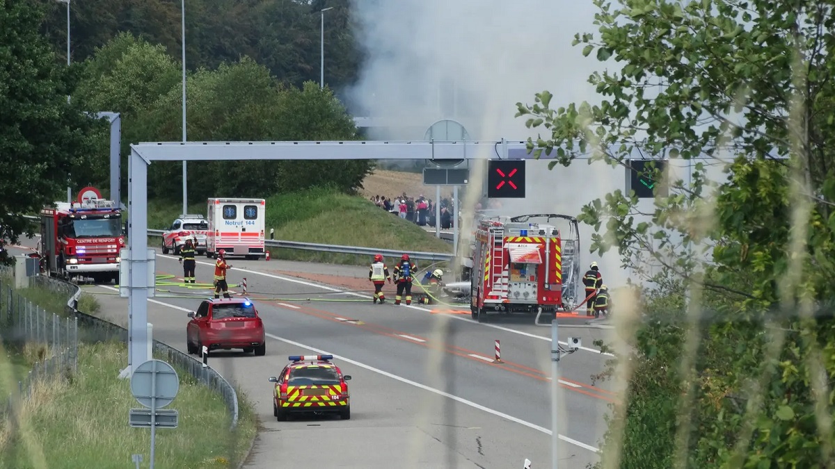 Un șofer român a ieșit dintr-un tunel cu autocarul în flăcări, în Elveția. Avea 44 de turiști la bord, majoritatea americani
