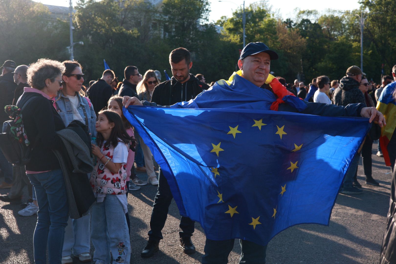 Miting în Piața Victoriei pentru susținerea lui Ilie Bolojan, înaintea moțiunii de cenzură: „AUR și PSD, aceeași mizerie”. Mesajul transmis de premier