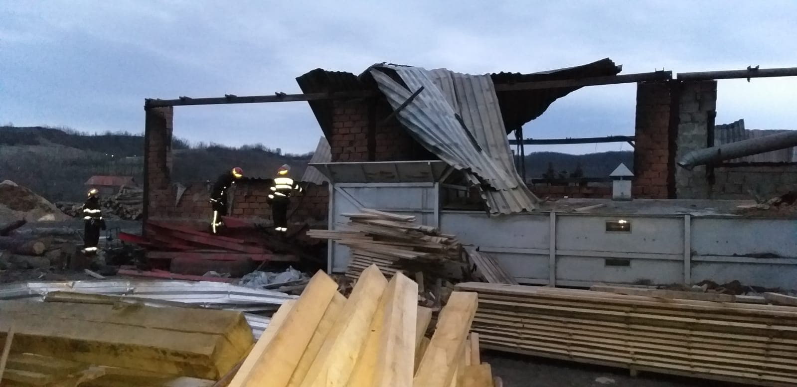 Incendiu la o hală de prelucrare a lemnului din Timiș. Acțiunea pompierilor a fost îngreunată de vântul puternic (FOTO)