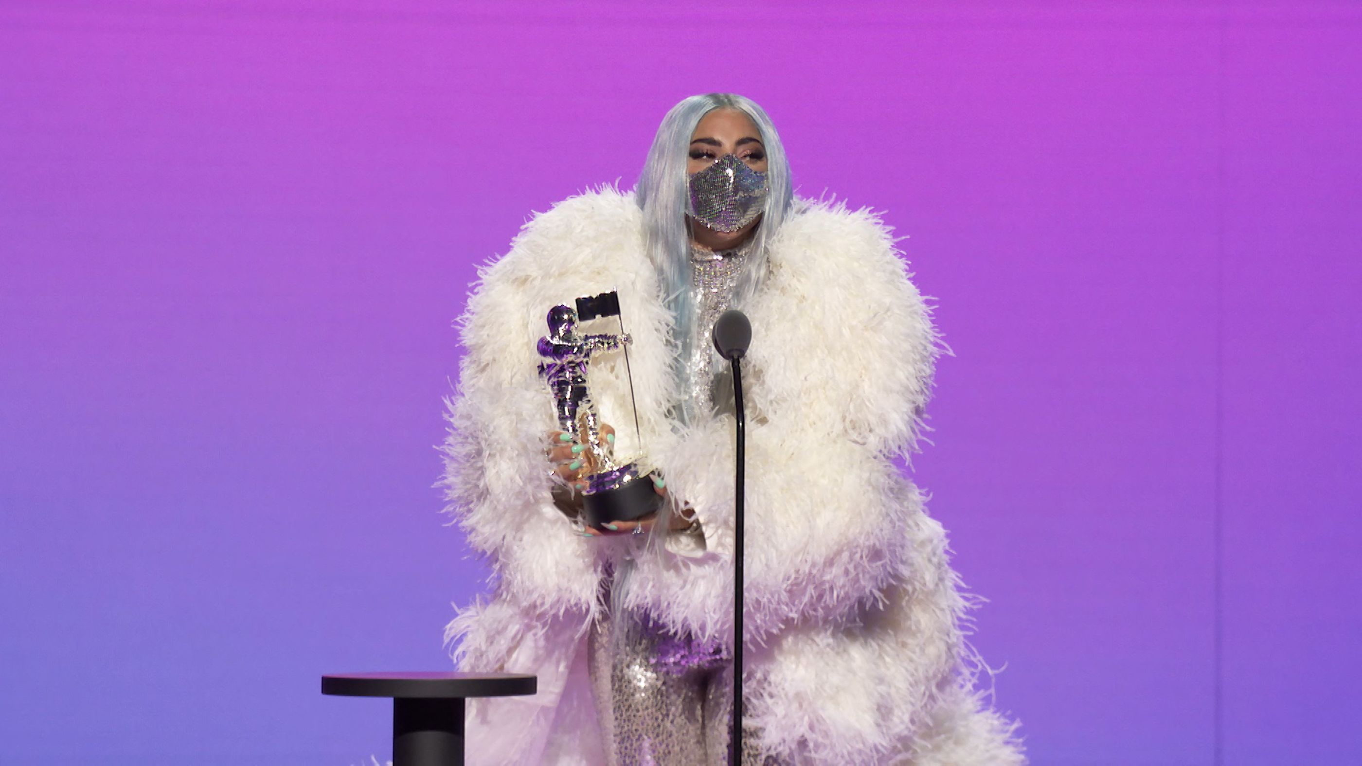 Lady Gaga, în centrul atenției la gala MTV Video Music Awards. Cântăreața, paradă de modă cu măștile de protecție