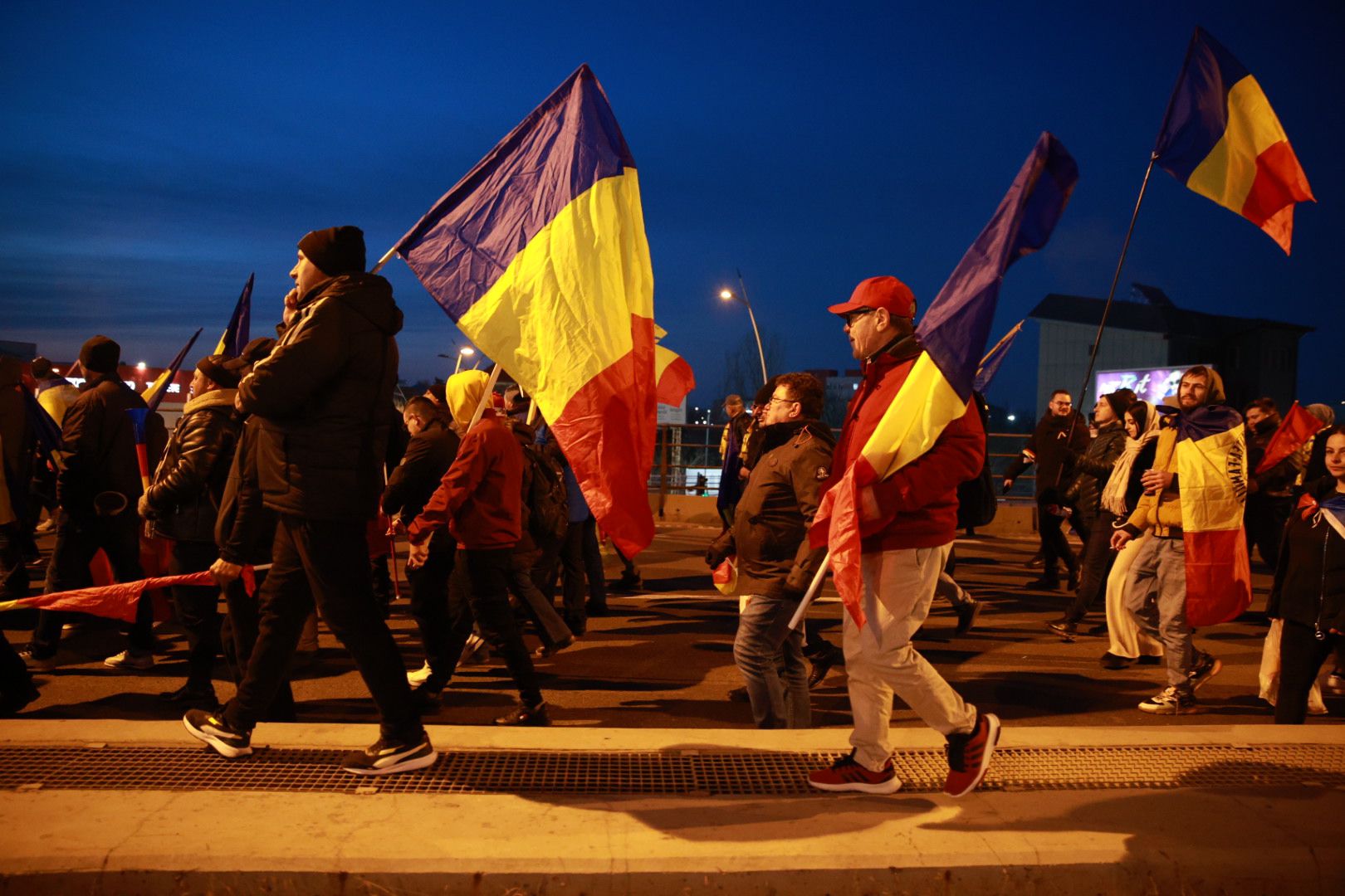 LIVE TEXT: Zeci de mii de oameni la protestul organizat de AUR în București. Mai mulți protestatari aveau asupra lor cuţite, bricege și substanţe interzise